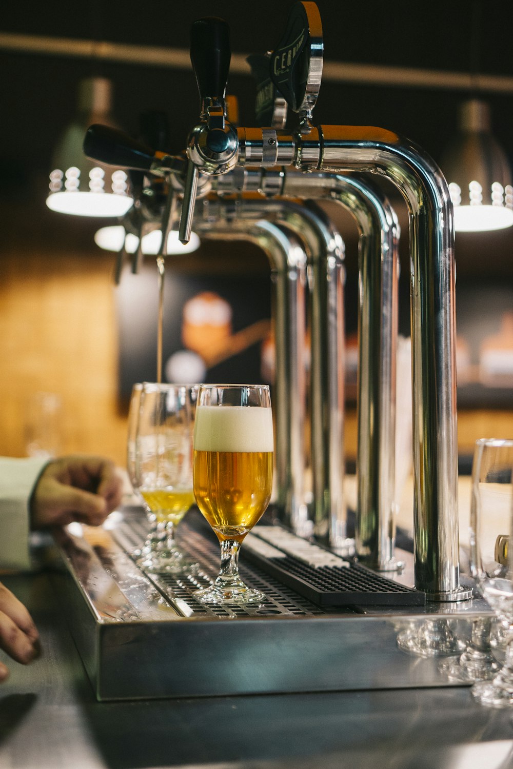 Bierflessen collectie in kelder